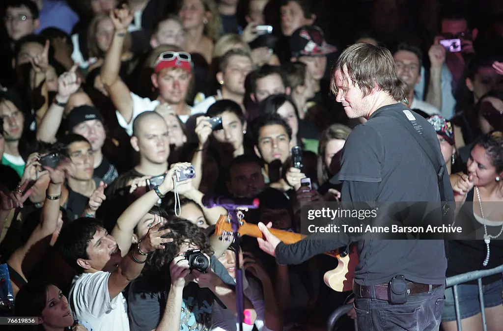 Tom Delonge and the crowd