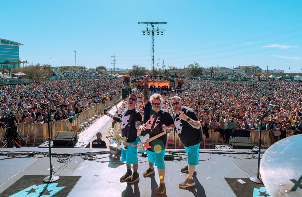 Bowling for Soup in front of the Innings Fest crowd