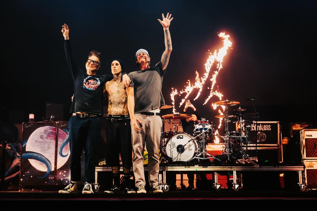blink-182 waving on stage