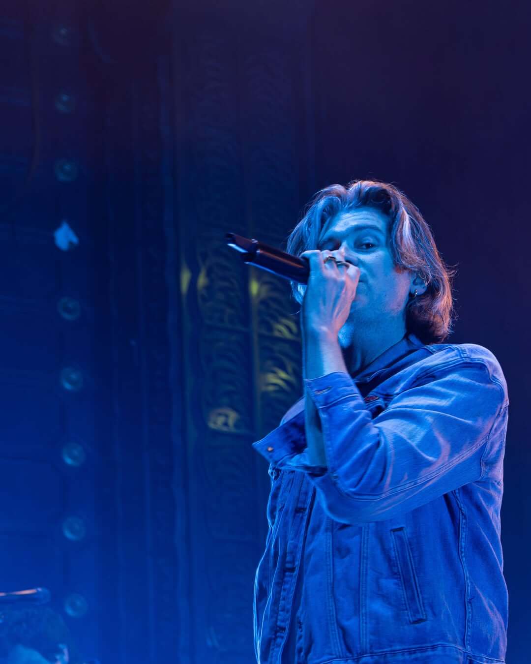 William singing