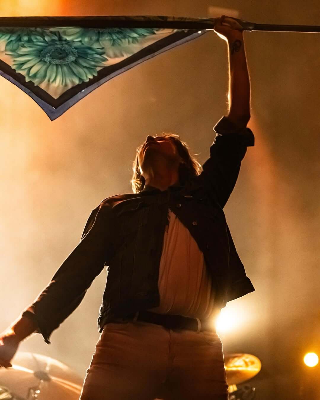 William holding up his mic stand